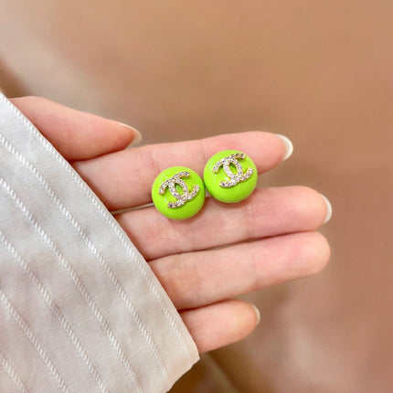 CHANEL 26S CHANEL CC LOGO PAVE CRYSTAL STUD EARRINGS IN NEON GREEN ENAMEL WITH GOLD METAL 633308