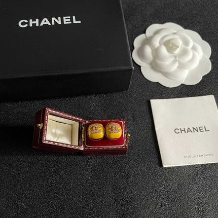 CHANEL 26S CHANEL CC LOGO PAVE CRYSTAL STUD EARRINGS IN YELLOW ENAMEL WITH GOLD METAL 633311