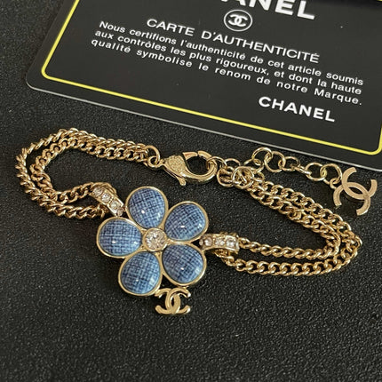CHANEL 26S DOUBLE C LOGO BLUE ENAMEL FLOWER CHAIN BRACELET WITH CRYSTAL DETAIL IN GOLD METAL 633154