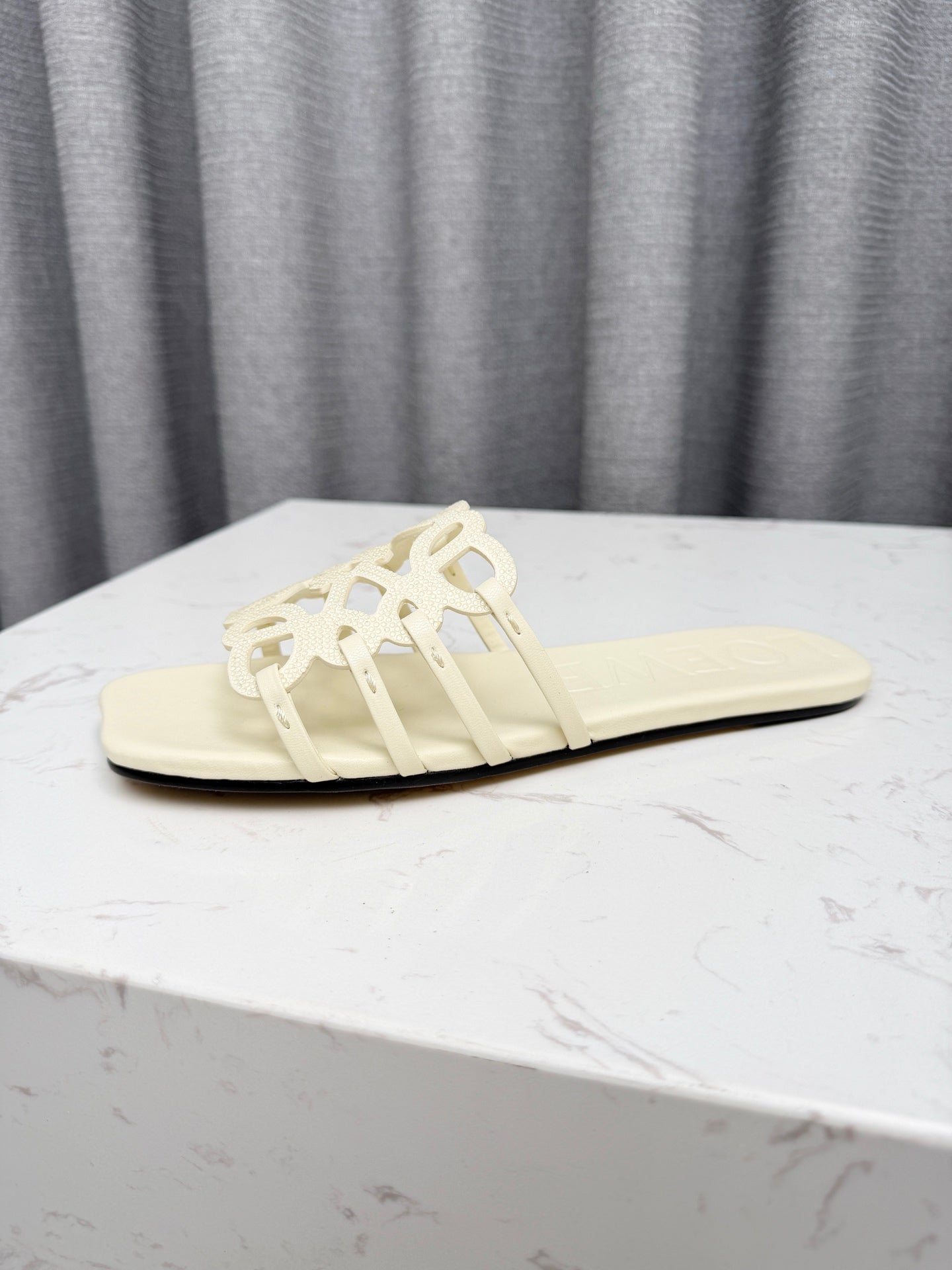 LOEWE 26S FLAT SANDALS IN CREAM WHITE CALFSKIN WITH CRYSTALS