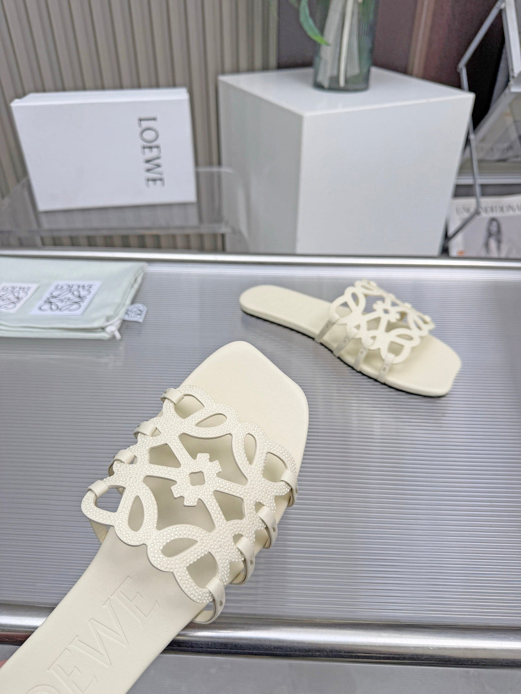 LOEWE 26S FLAT SANDALS IN CREAM WHITE CALFSKIN WITH CRYSTALS