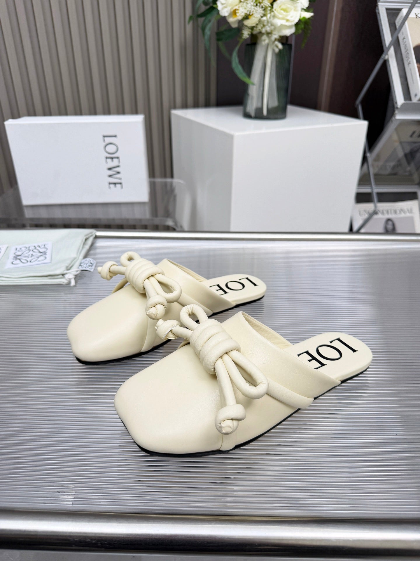 LOEWE 26S MULE LOAFERS IN IVORY WHITE CALFSKIN KNOT DETAIL