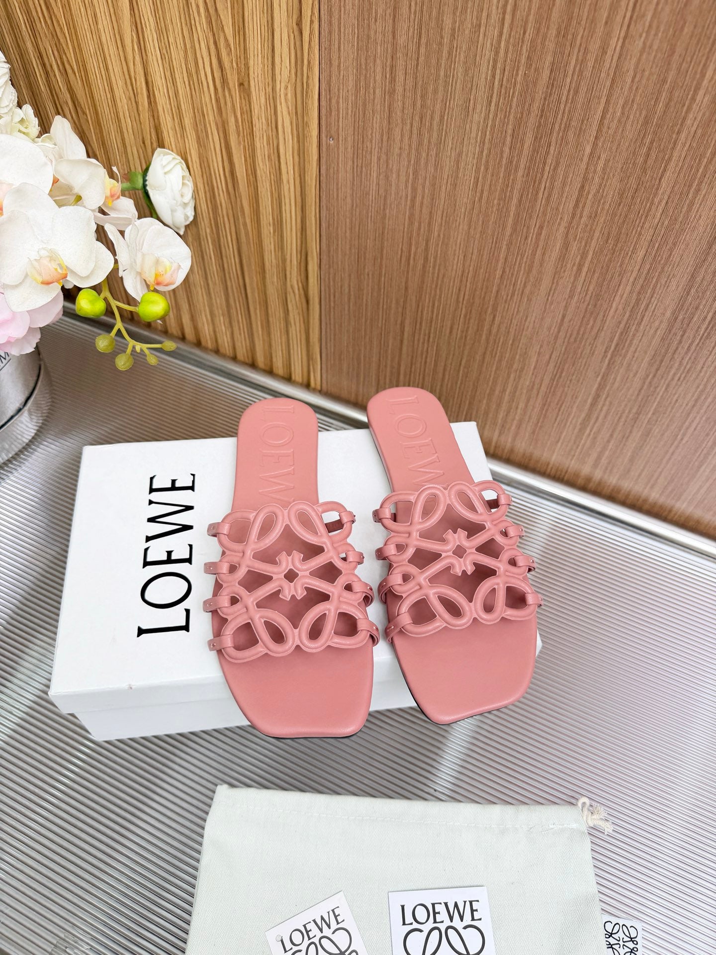 LOEWE 26S PETAL ANAGRAM SLIDE IN PINK SOFT CALFSKIN