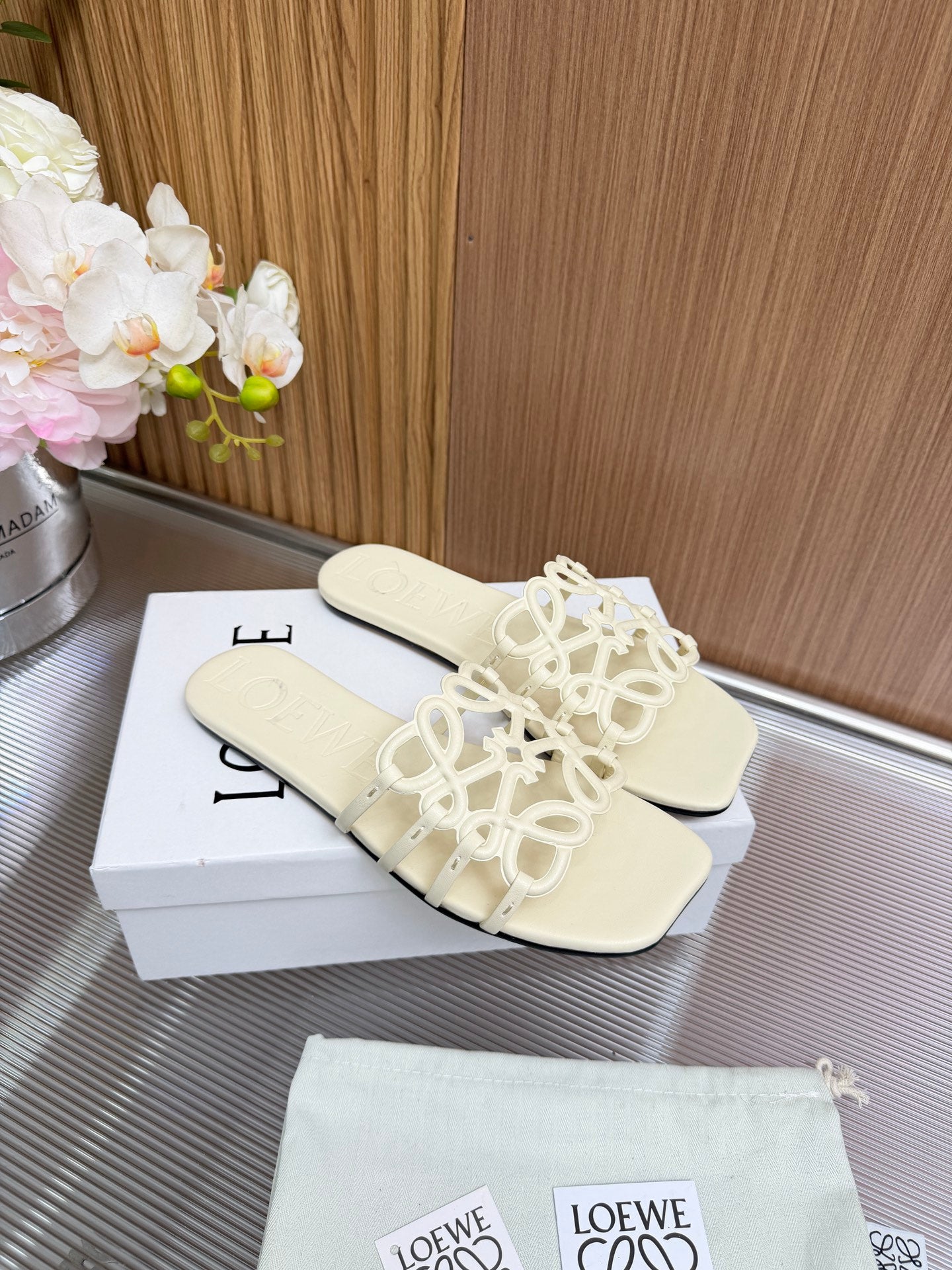 LOEWE 26S PETAL ANAGRAM SLIDE IN CREAM WHITE SOFT CALFSKIN