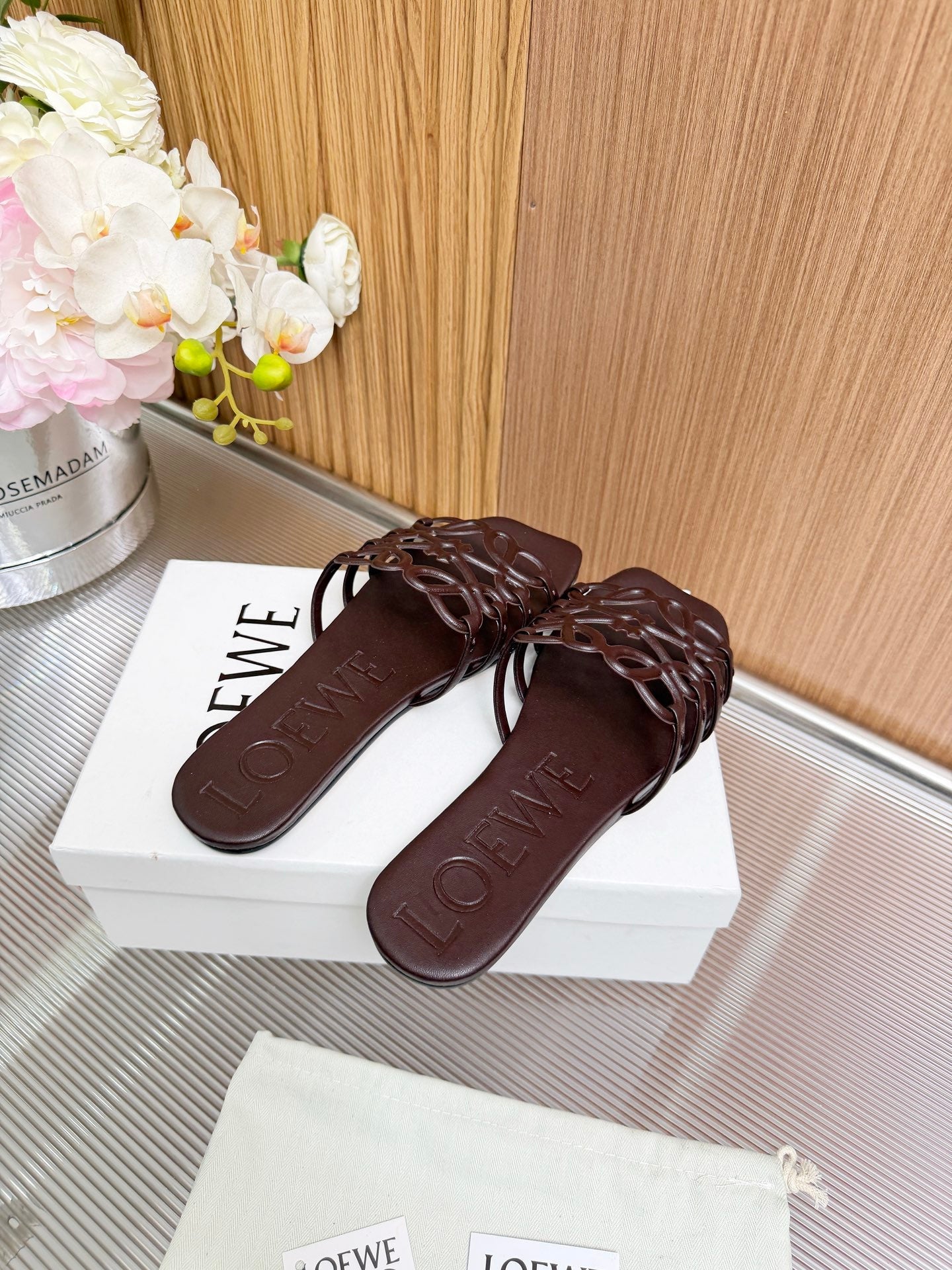 LOEWE 26S PETAL ANAGRAM SLIDE IN DARK BROWN SOFT CALFSKIN