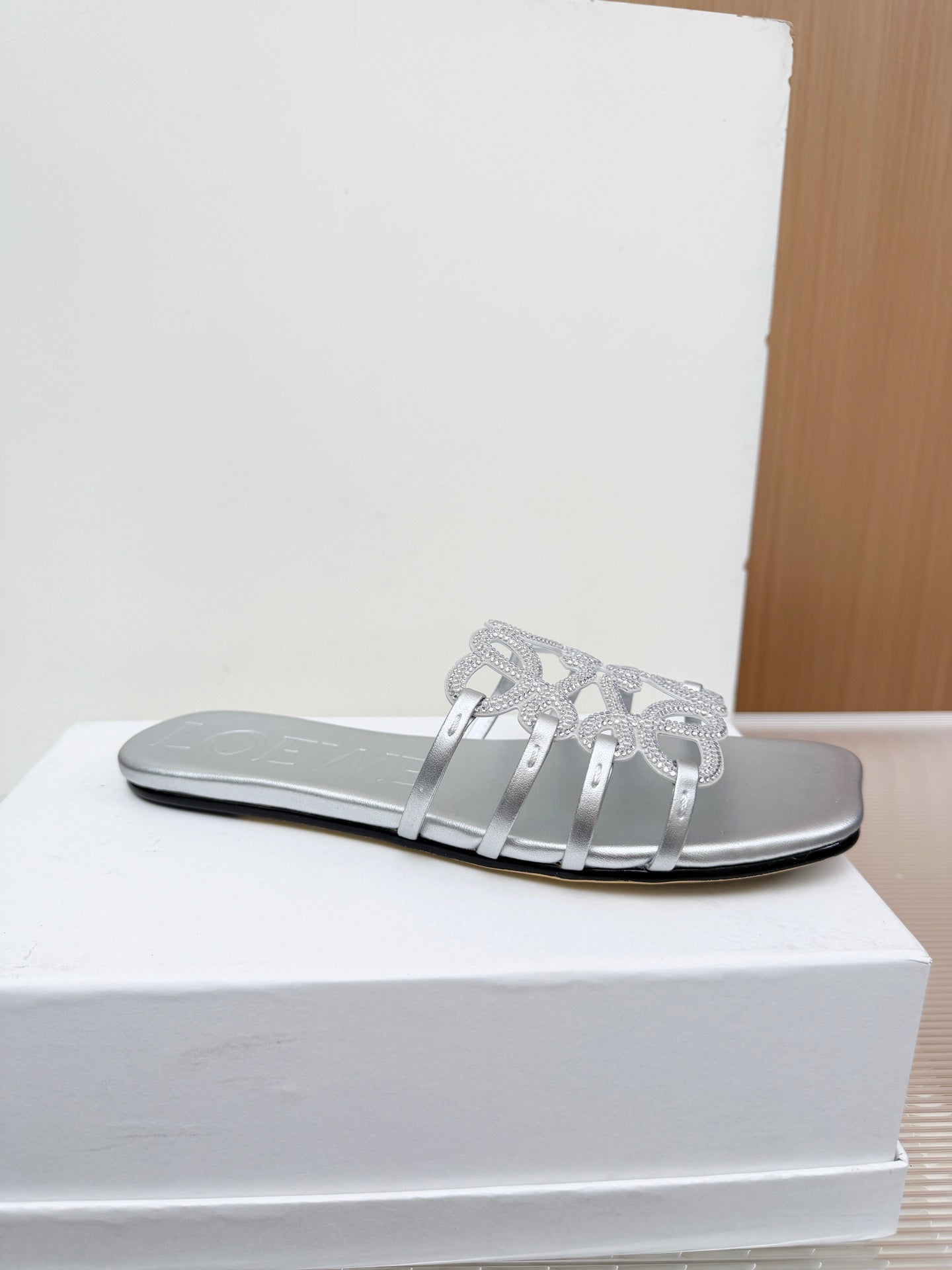 LOEWE 26S FLAT SANDALS IN SILVER CALFSKIN WITH CRYSTALS