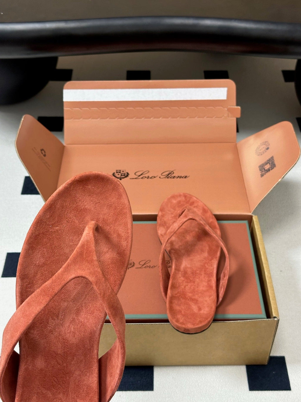 LP 26S THONG SANDALS IN BRICK RED SUEDE