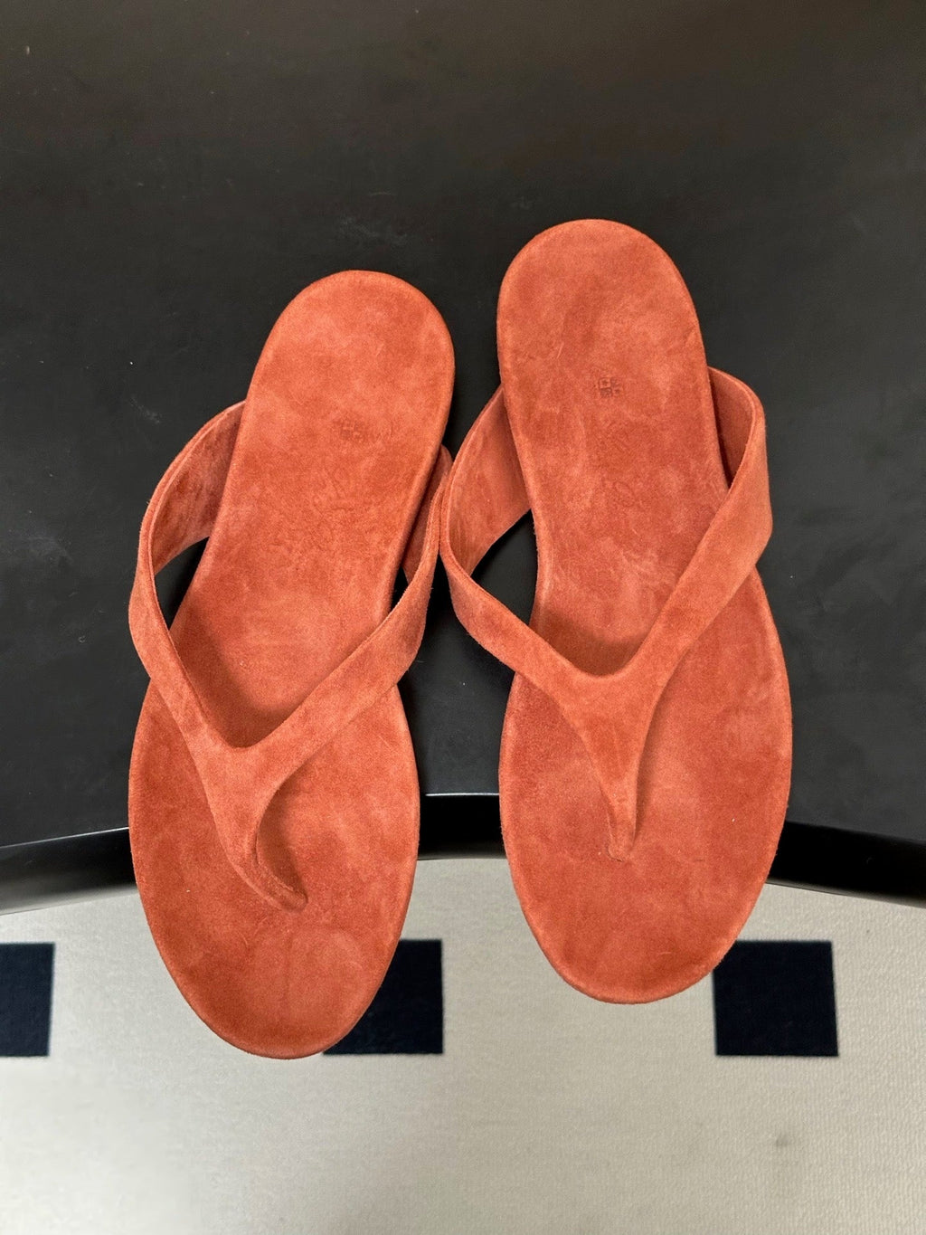 LP 26S THONG SANDALS IN BRICK RED SUEDE