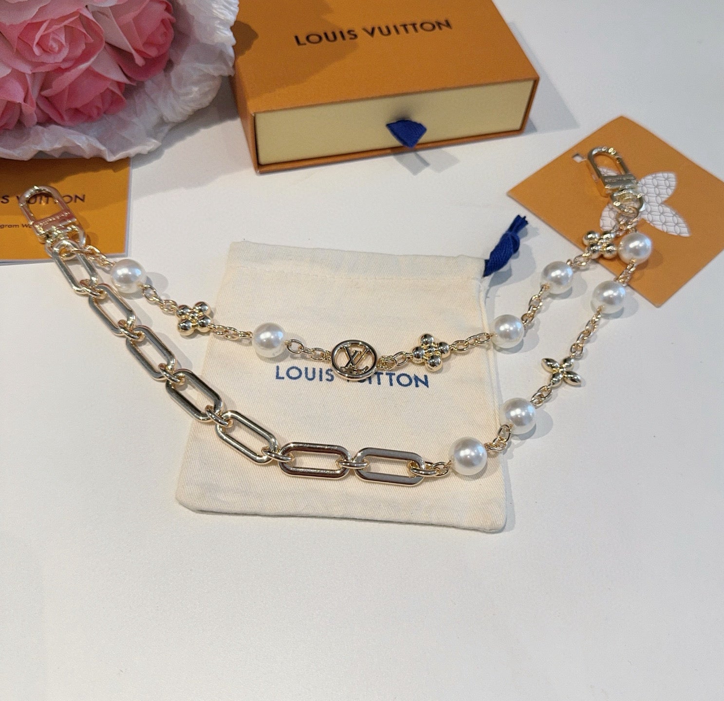 GOLD-TONE BAG CHAIN WITH PEARL DETAILS AND A LOGO CHARM