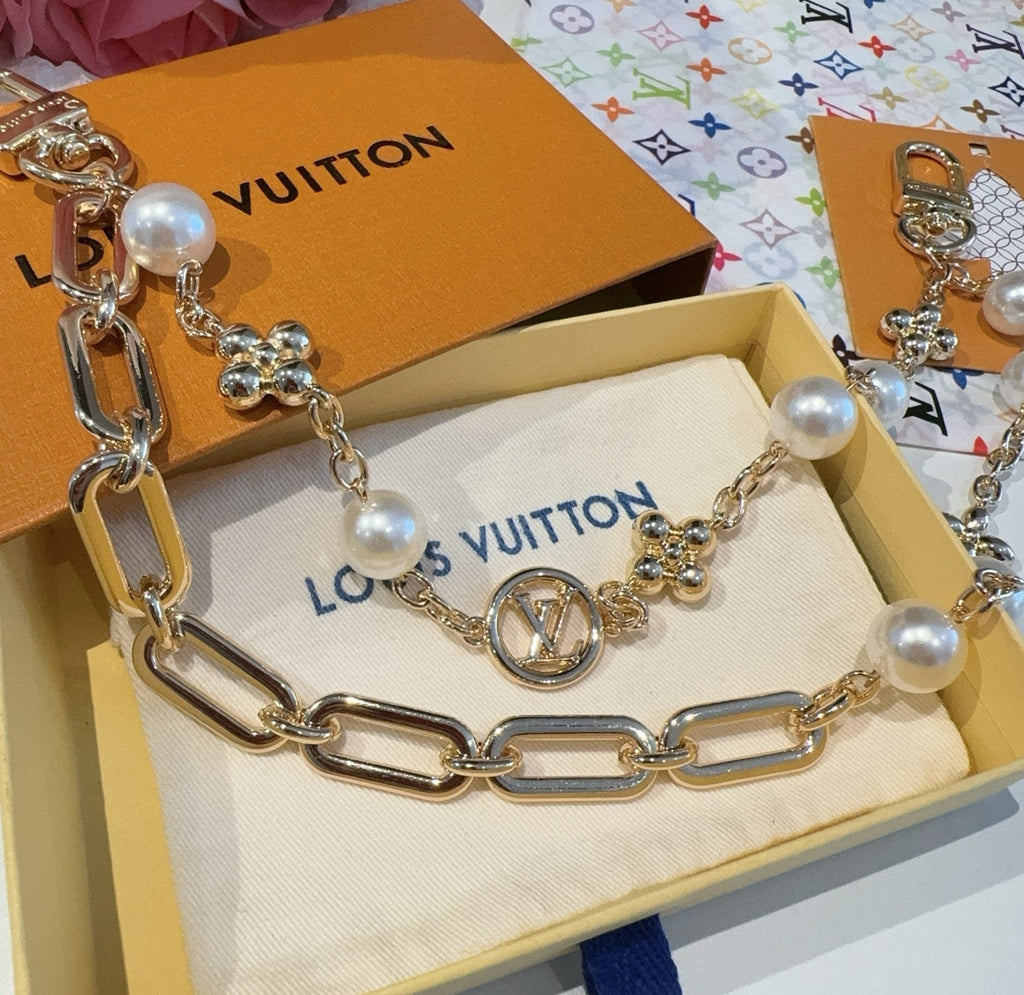 GOLD-TONE BAG CHAIN WITH PEARL DETAILS AND A LOGO CHARM