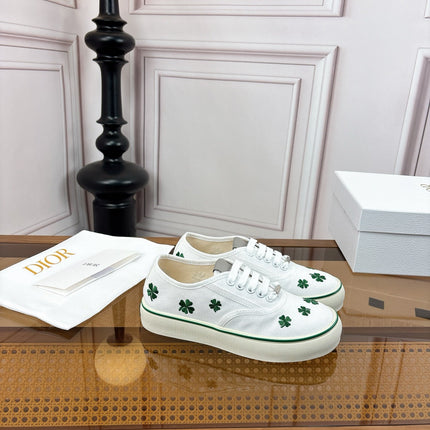 DIOR 26S LOW TOP SNEAKERS 35MM IN WHITE CANVAS WITH CLOVER EMBROIDERY