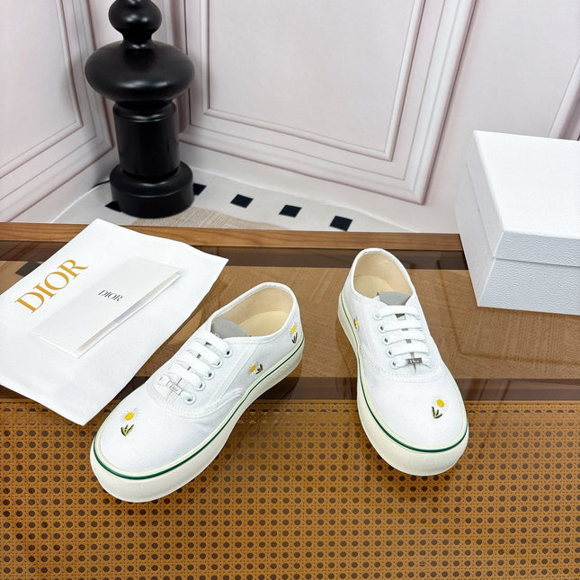 DIOR 26S LOW TOP SNEAKERS IN WHITE CANVAS WITH DAISY EMBROIDERY