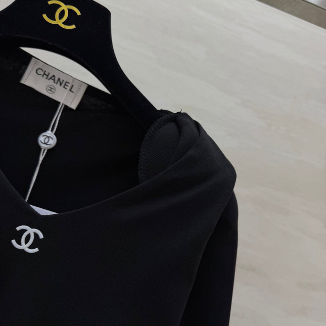 CHANEL 26S V-NECK SWEATSHIRT 973