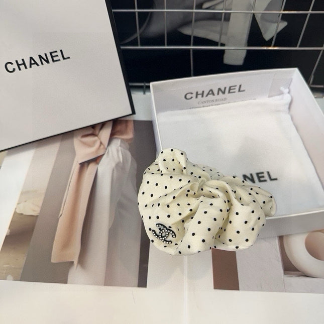 WHITE DOT FABRIC SCRUNCHIE 418927