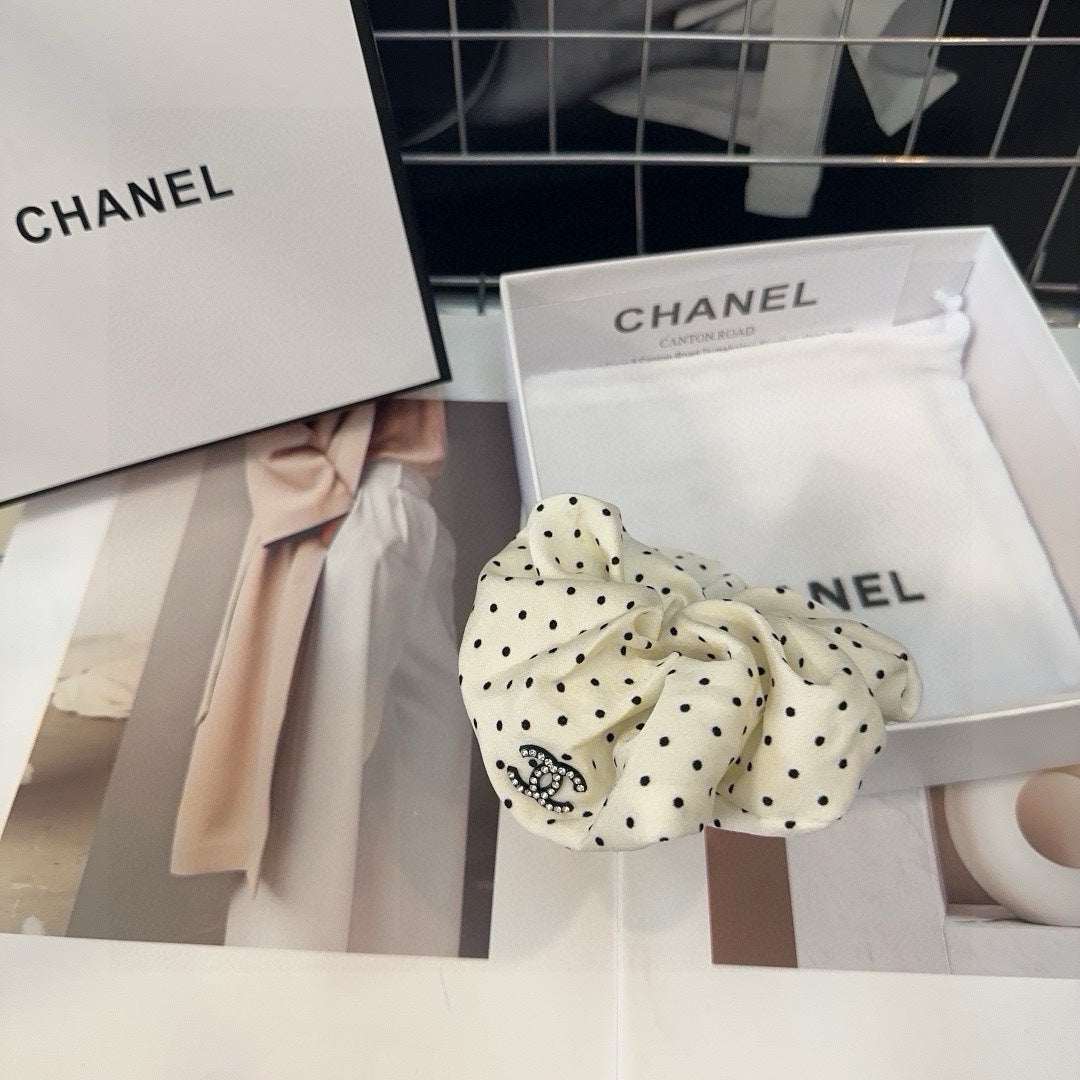 WHITE DOT FABRIC SCRUNCHIE 418927
