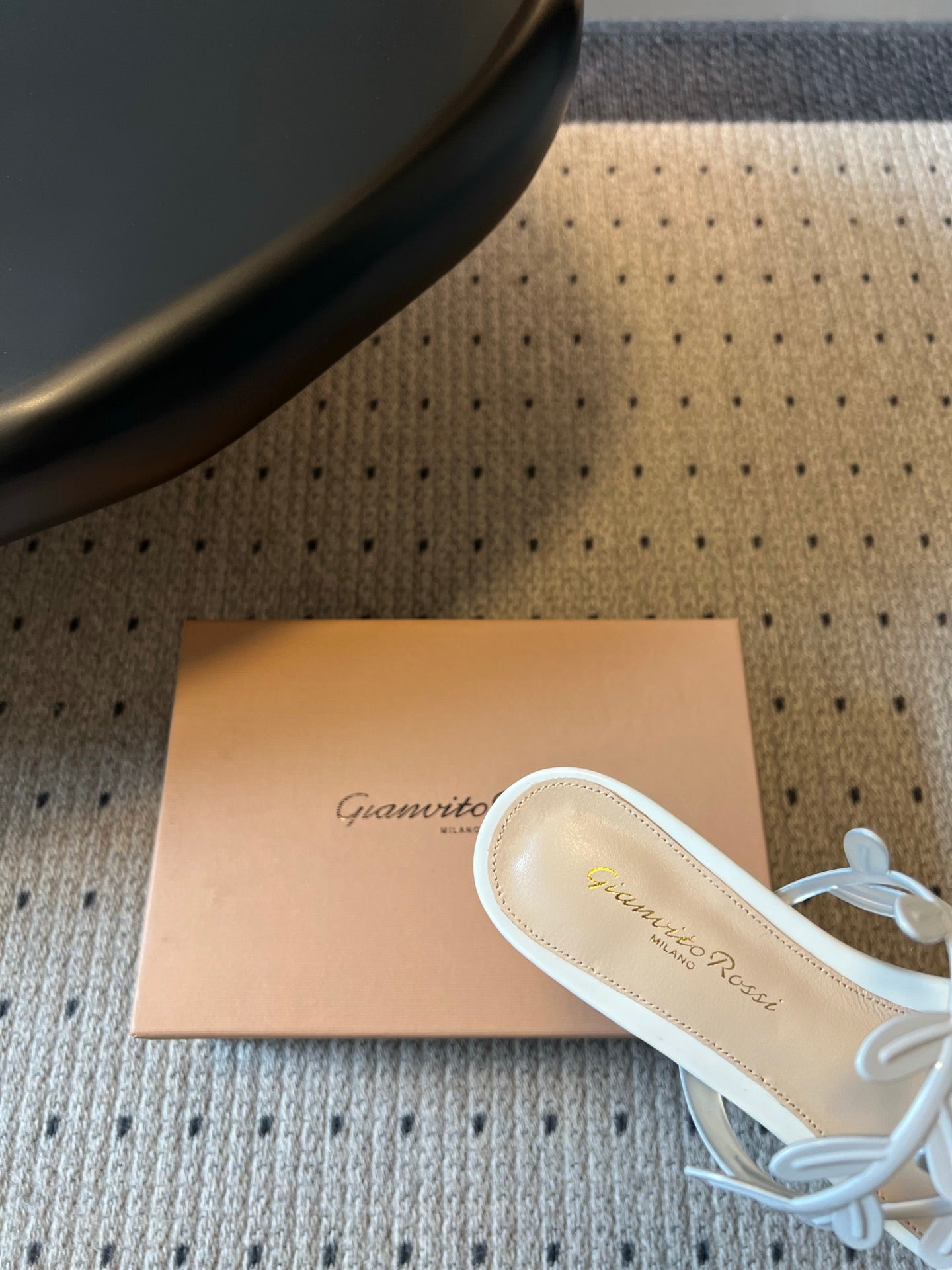 GIANVITO ROSSI 26S SANDALS IN WHITE LAMBSKIN