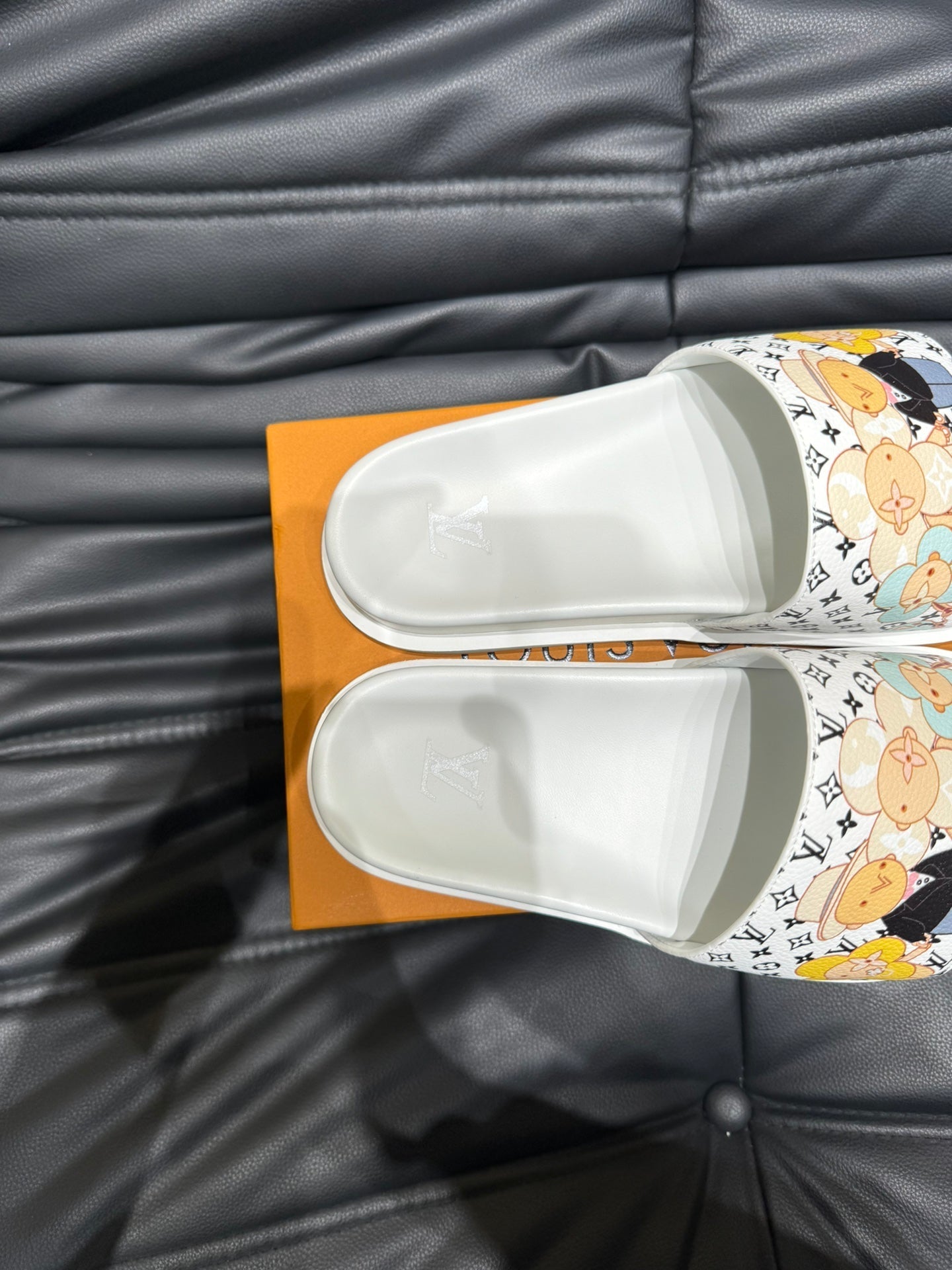 LV SLIPPERS IN WHITE MONOGRAM CALFSKIN