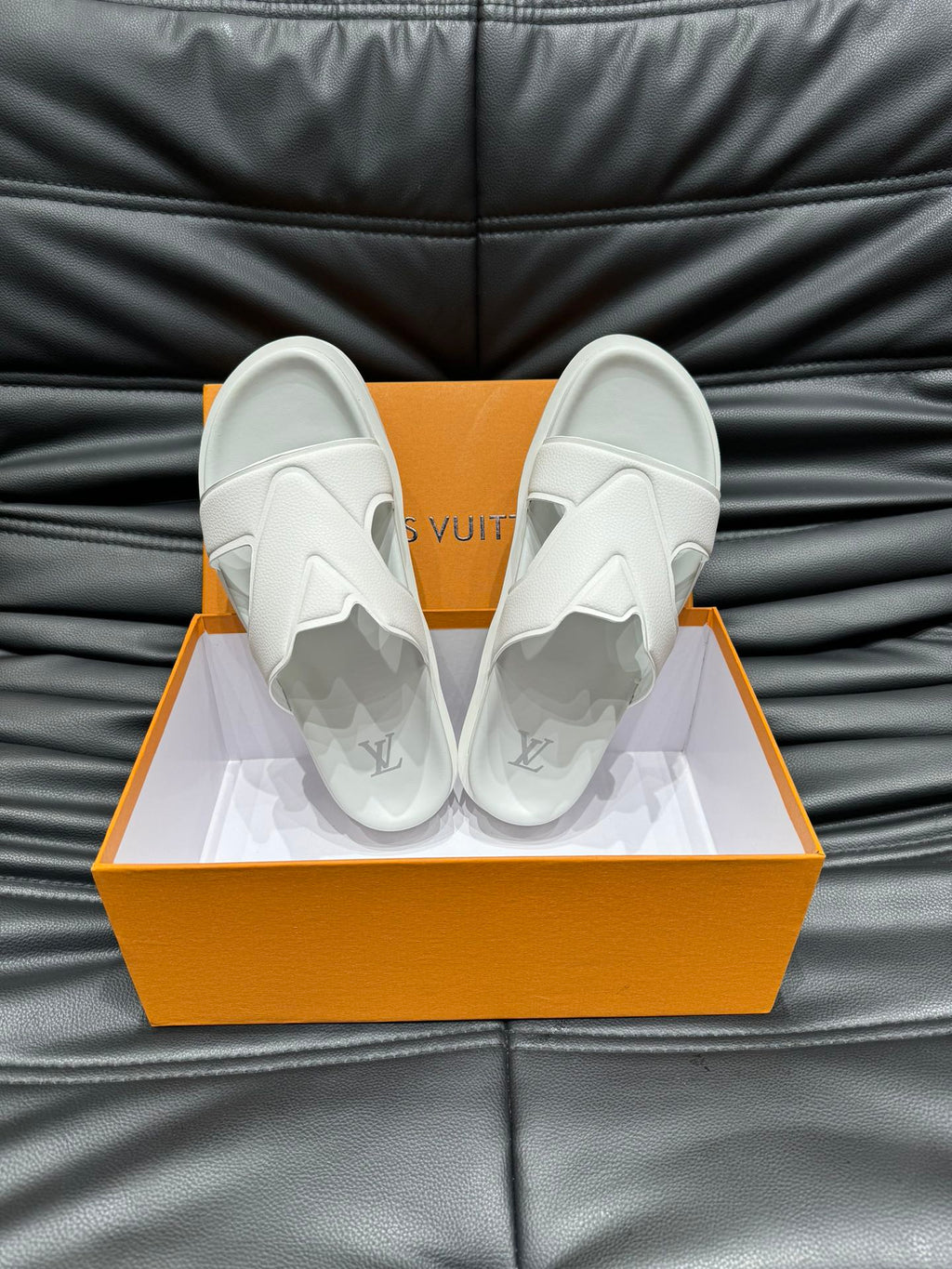 LV OASIS MULE IN WHITE CALFSKIN
