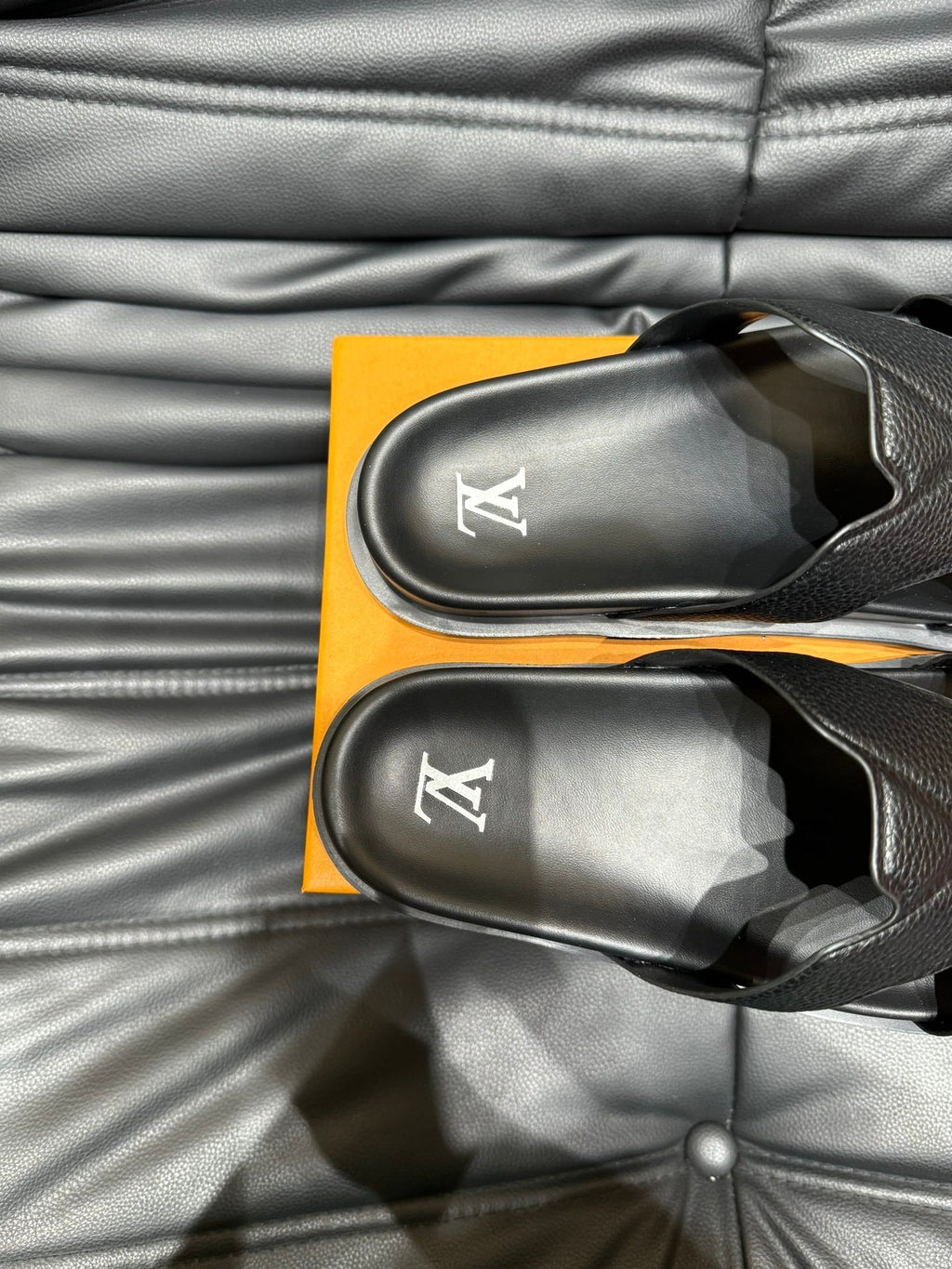 LV OASIS MULE IN BLACK CALFSKIN