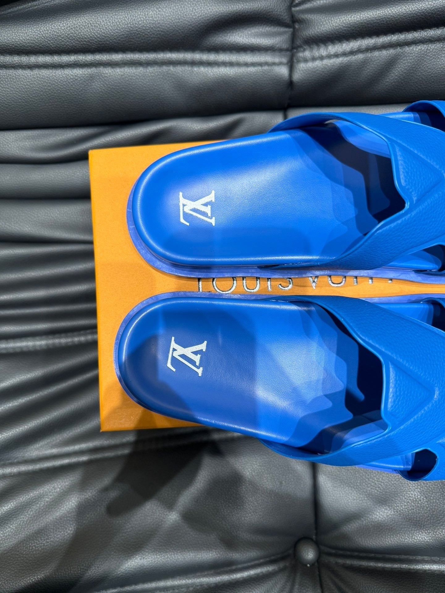 LV OASIS MULE IN COBALT BLUE CALFSKIN