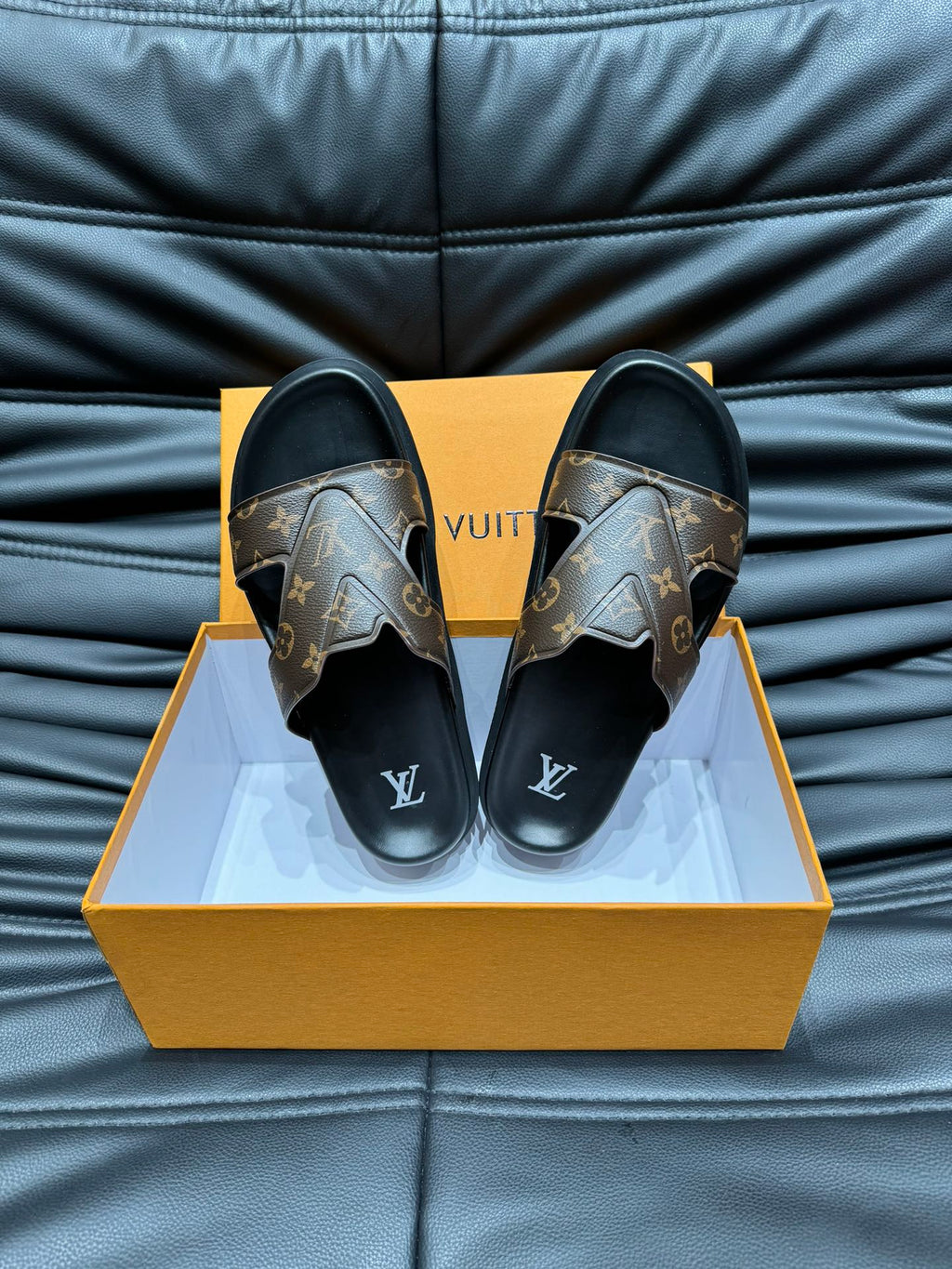 LV OASIS MULE IN CHOCOLATE BROWN MONOGRAM CALFSKIN