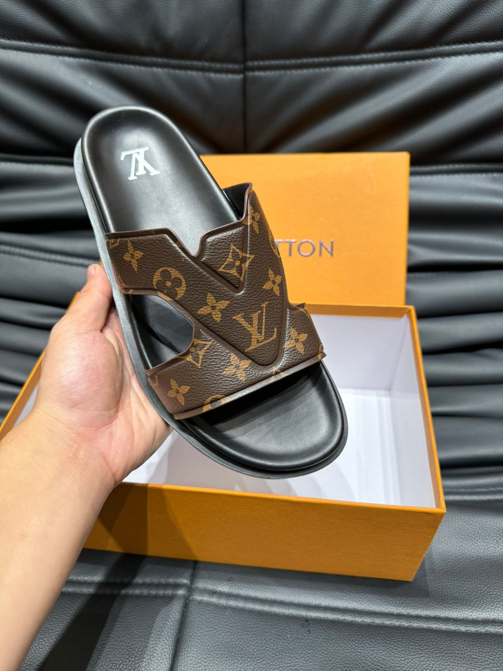 LV OASIS MULE IN CHOCOLATE BROWN MONOGRAM CALFSKIN