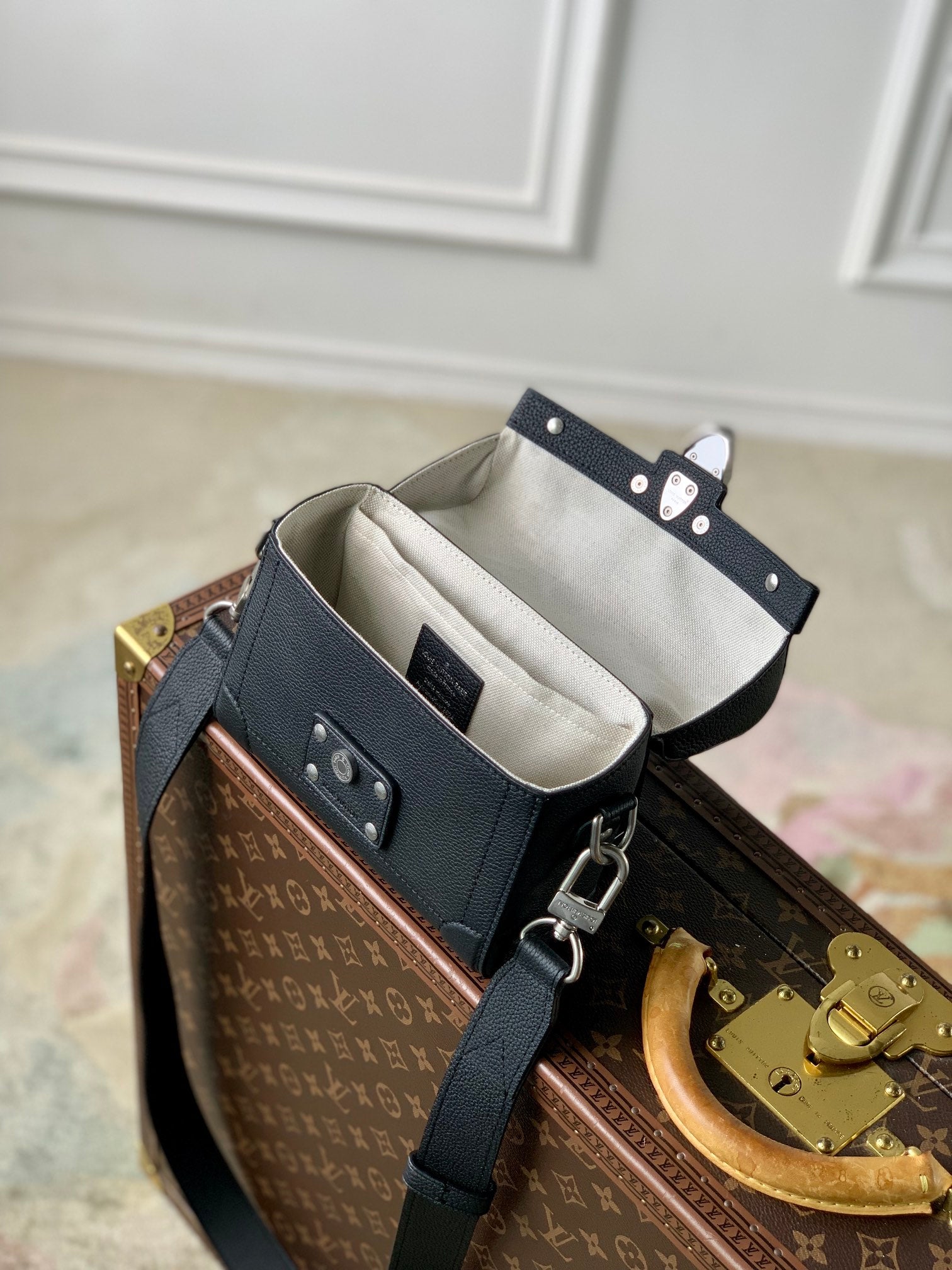 SOUL TRUNK 19 IN BLACK CALFSKIN SILVER HARDWARE