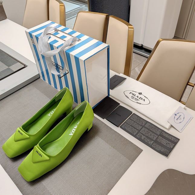 TRIANGLE LOGO PUMPS IN APPLE GREEN SATIN