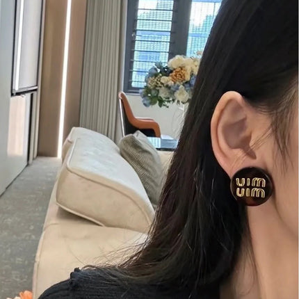 MIUMIU 26S ROUND LOGO STUD EARRINGS IN TORTOISE RESIN AND GOLD TONE METAL 633793