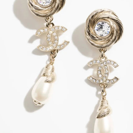 25S TWISTED RIBBED DOUBLE C IN GOLD METAL LONG PEARL PENDANT EARRINGS