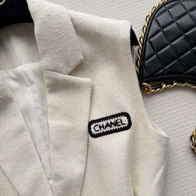 CHANEL 26S SLEEVELESS BLAZER 709