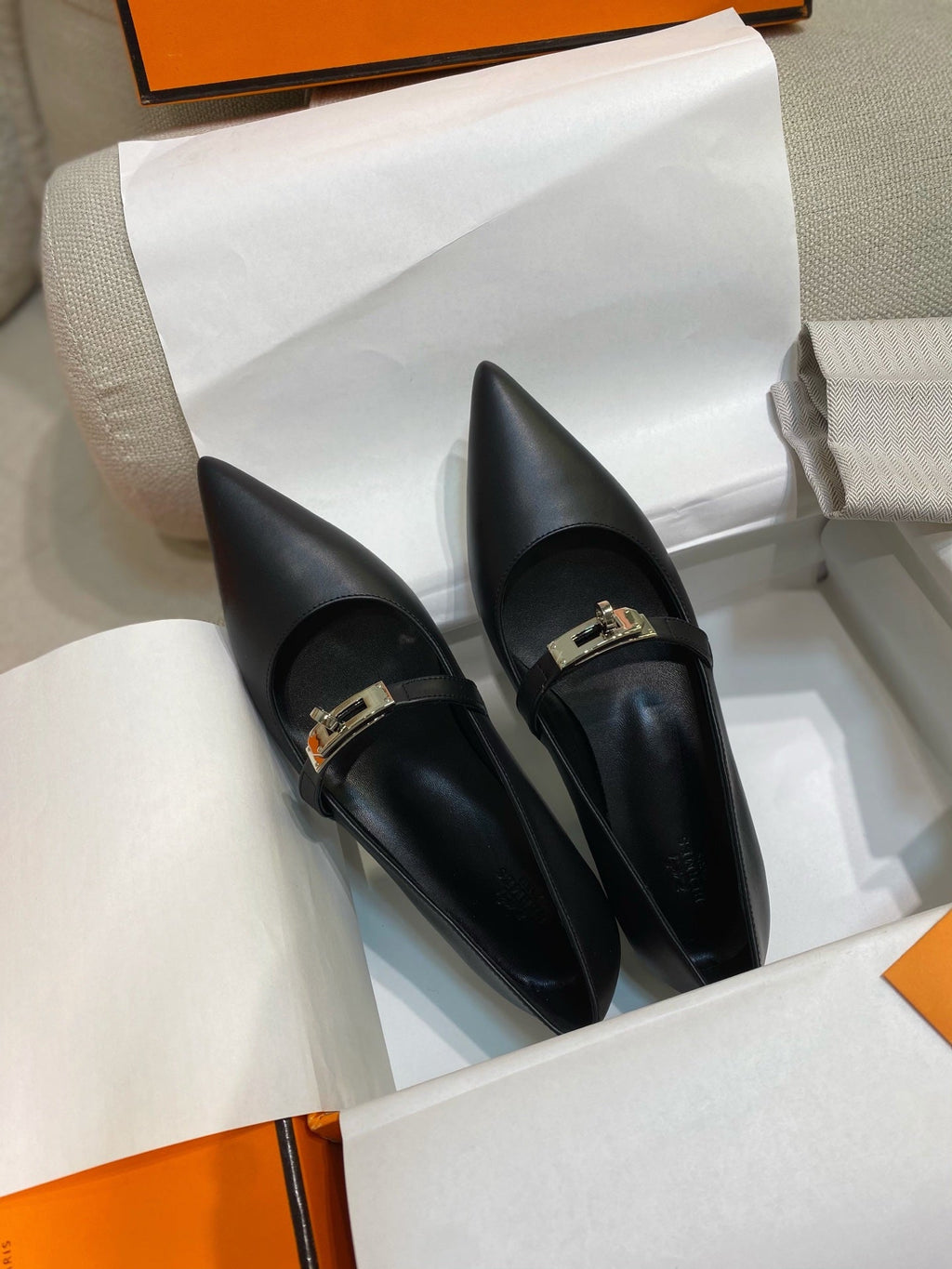 HM 26S KELLY BUCKLE MARY JANE POINTED FLATS IN BLACK CALFSKIN