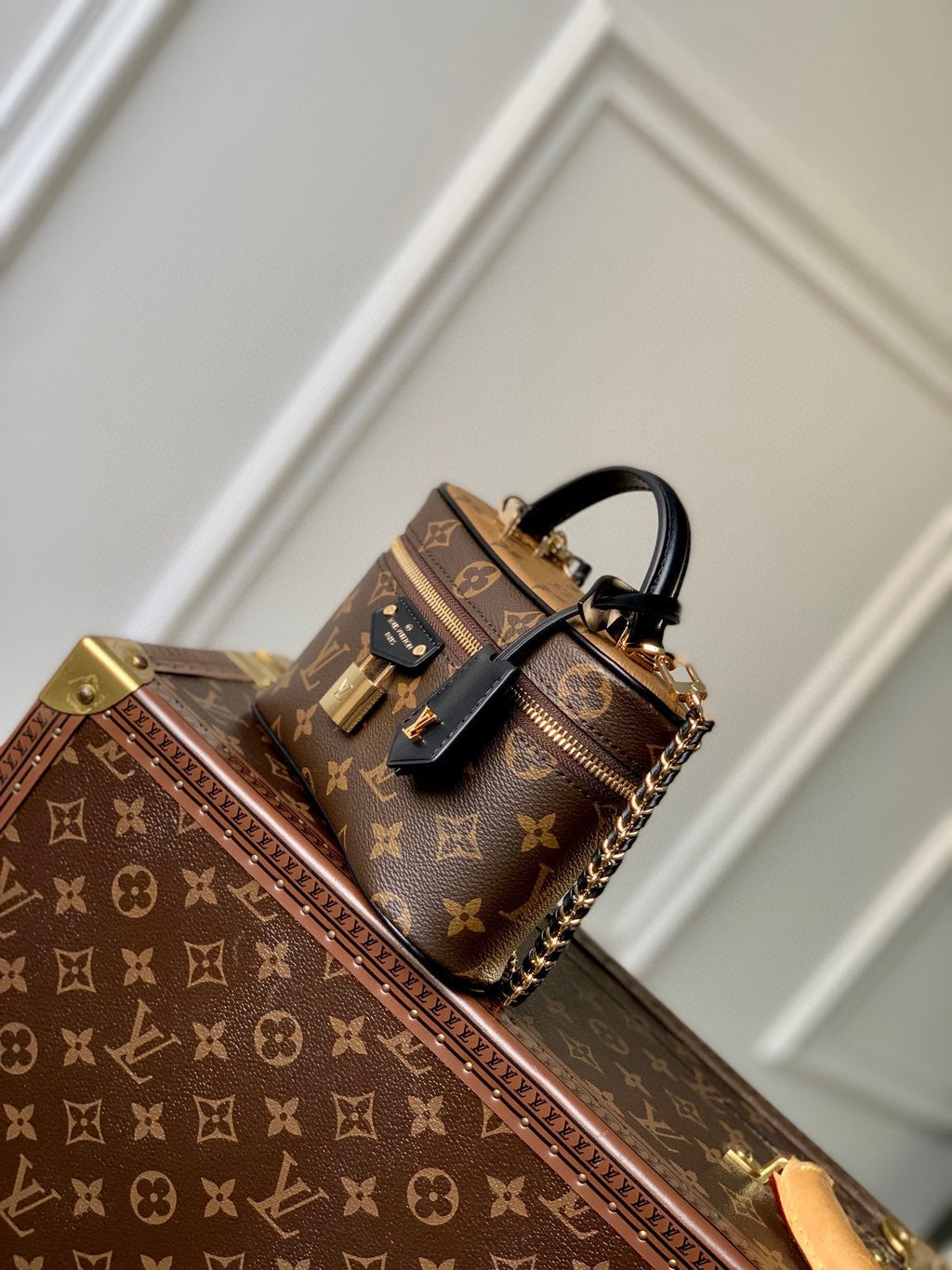 VANITY CHAIN POUCH 19 MONOGRAM REVERSE CANVAS