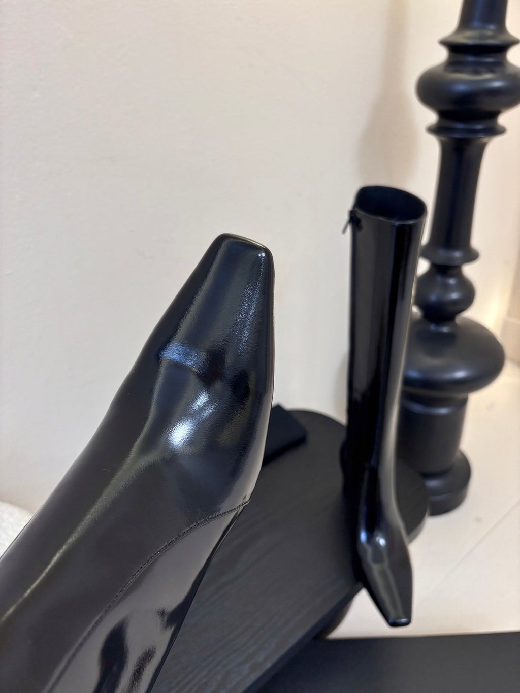 YSL 26S KNEE-HIGH HEELED BOOTS IN BLACK SHINY CALFSKIN