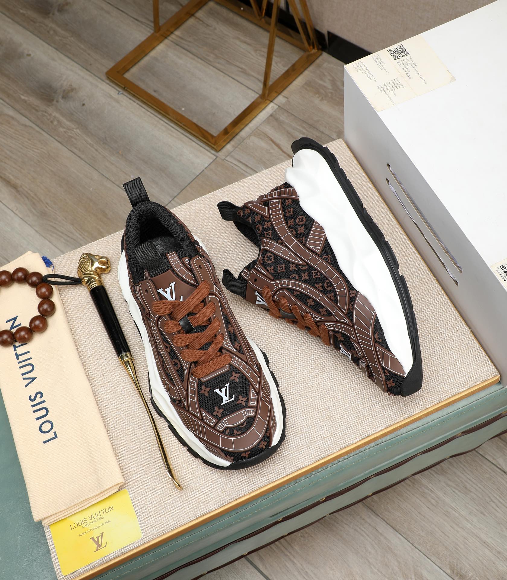 LV TRAINER IN CHOCOLATE BROWN CALFSKIN AND BREATHABLE MESH