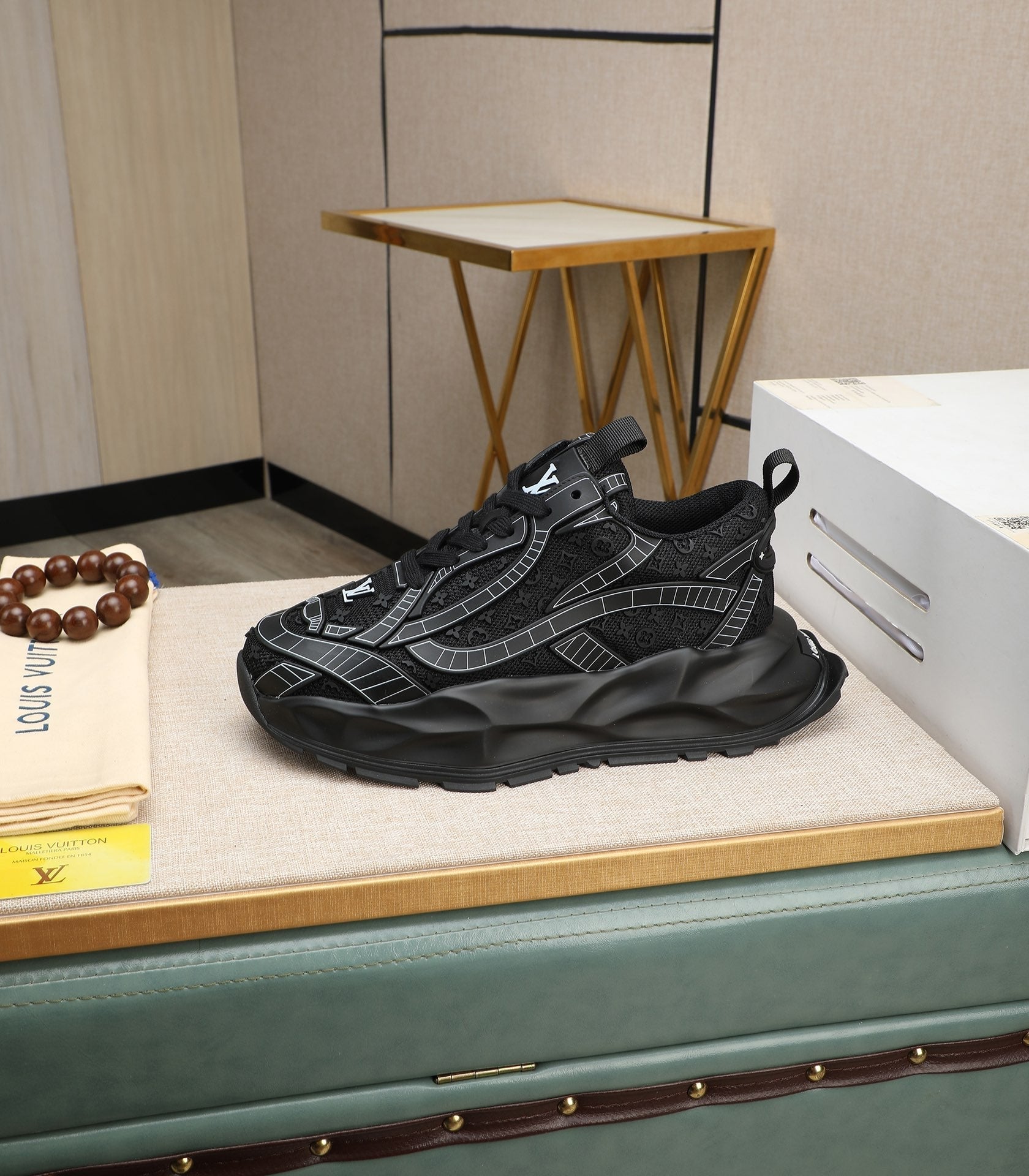 LV TRAINER IN BLACK CALFSKIN AND BREATHABLE MESH