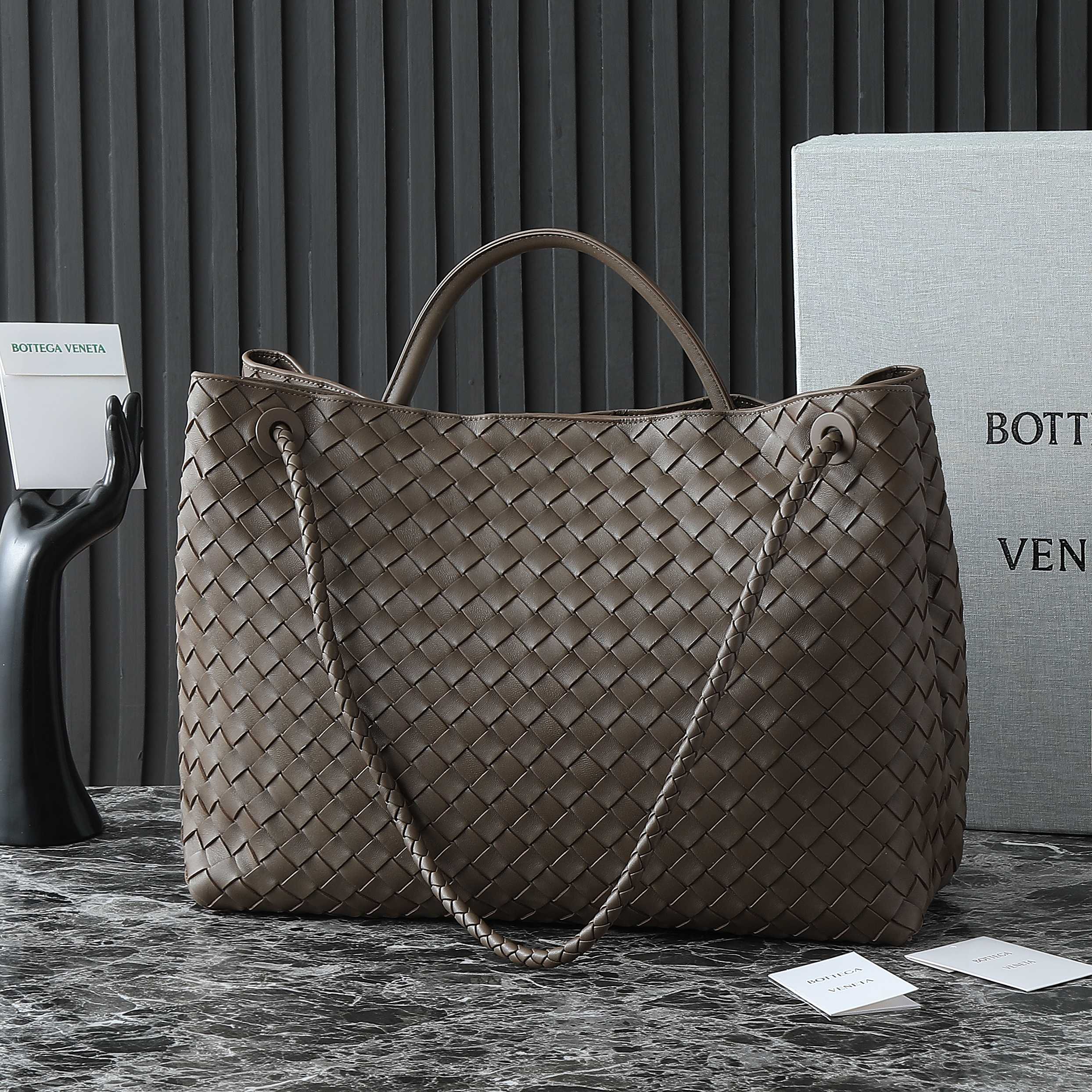BOTTEGA VENETA 25S LARGE ANDIAMO 42 IN DARK BROWN CALFSKIN GOLD HARDWARE