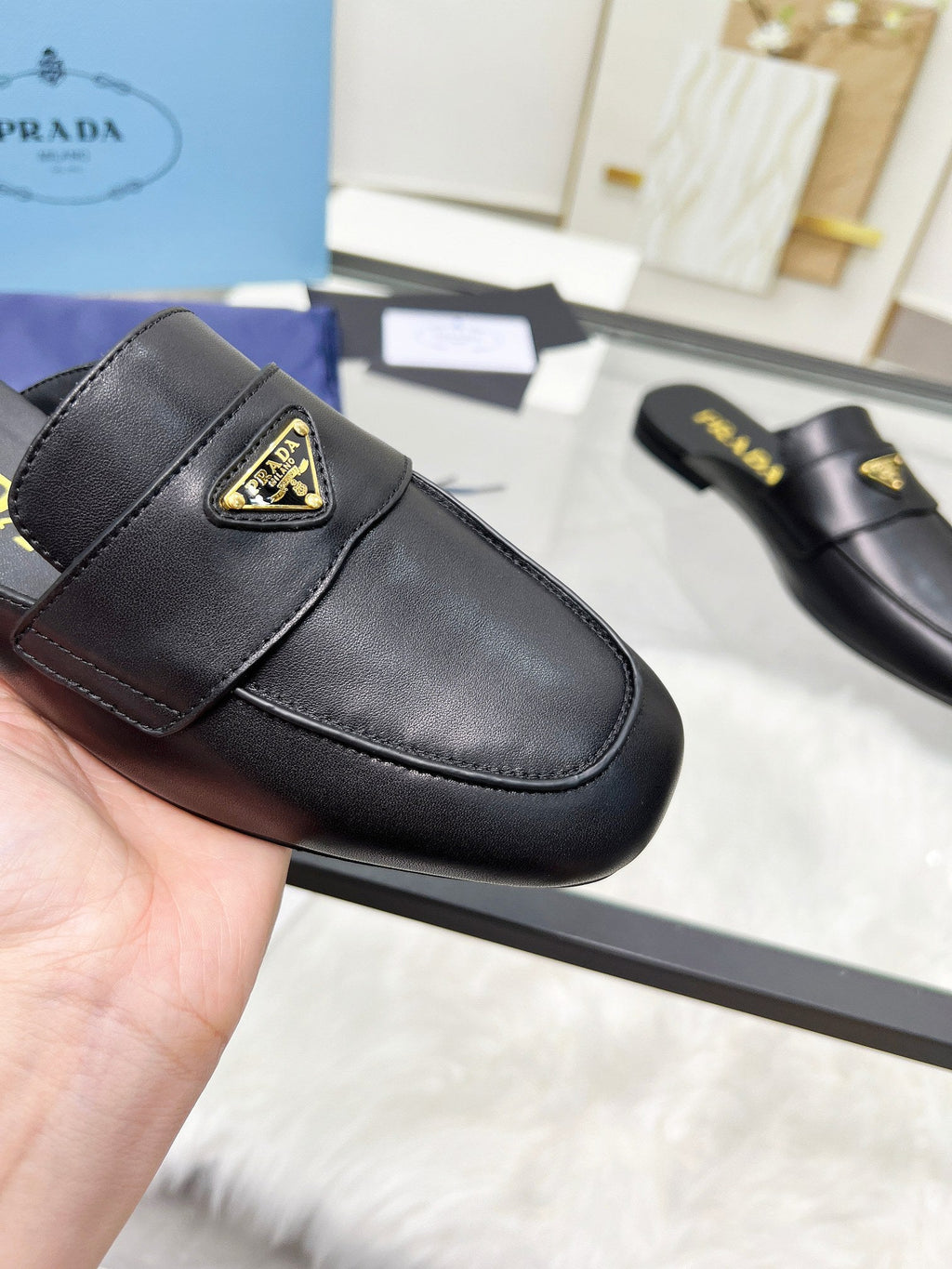 TRIANGLE LOGO MULES IN BLACK CALFSKIN