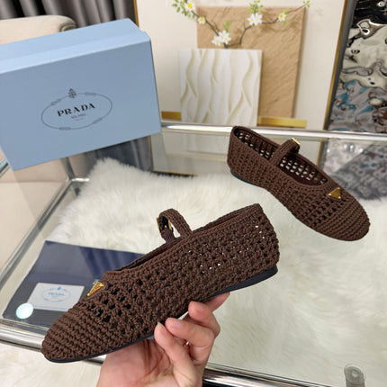 PRADA 26S MARY JANE FLATS IN DARK BROWN WOVEN RAFFIA WITH TRIANGLE LOGO