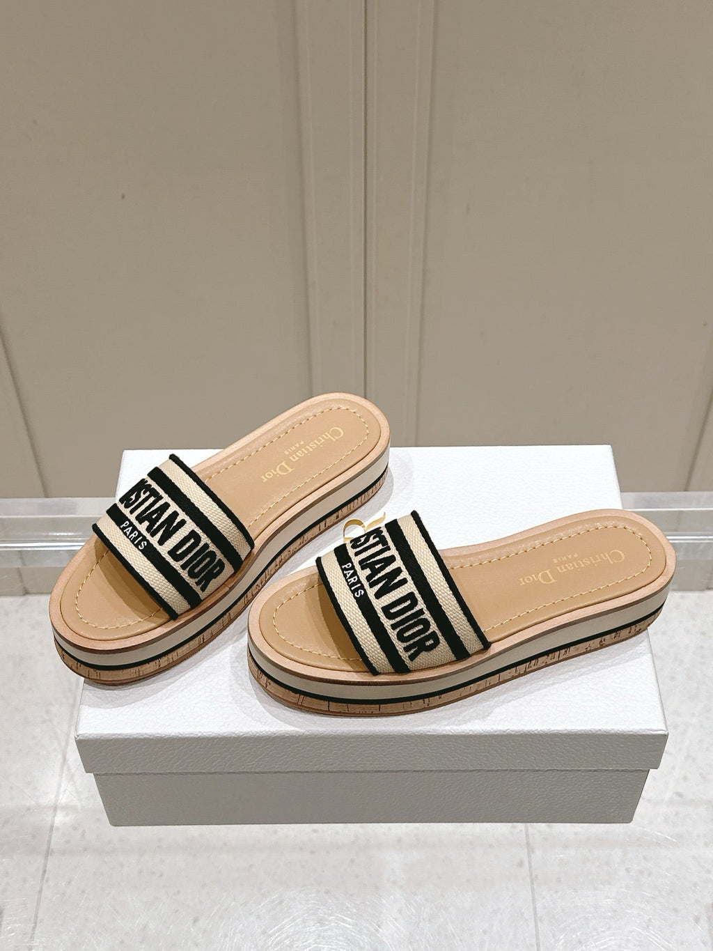 DWAY WEDGE SLIDES 45MM IN BEIGE AND BLACK FABRIC RAFFIA SOLE