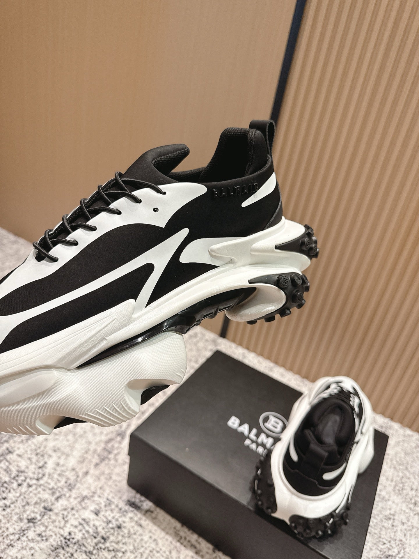 BALMAIN 26S SNEAKERS 60 MM IN WHITE AND BLACK CALFSKIN