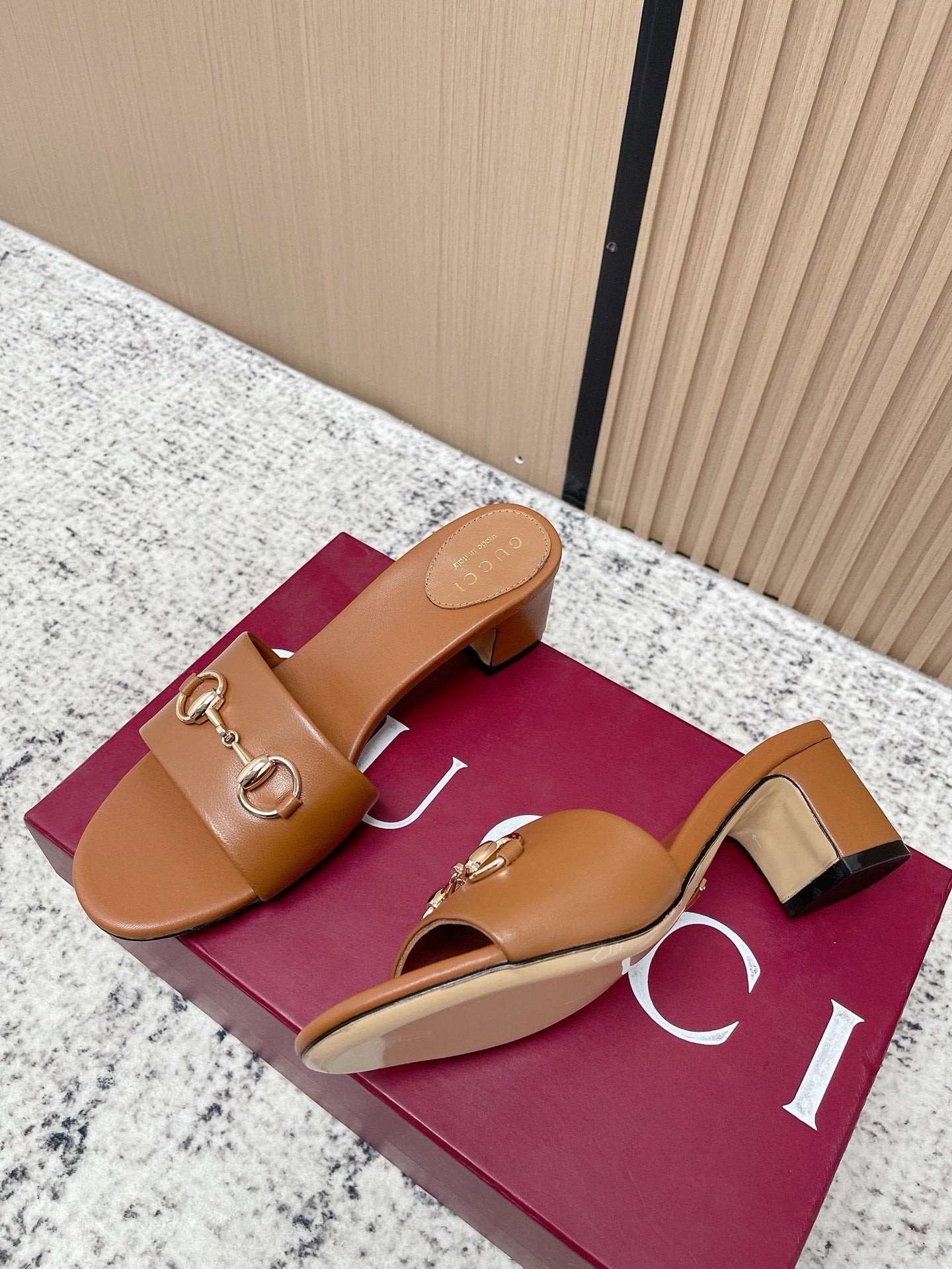 GUCCI 26S HORSEBIT MID-HEEL SANDALS IN BROWN CALFSKIN