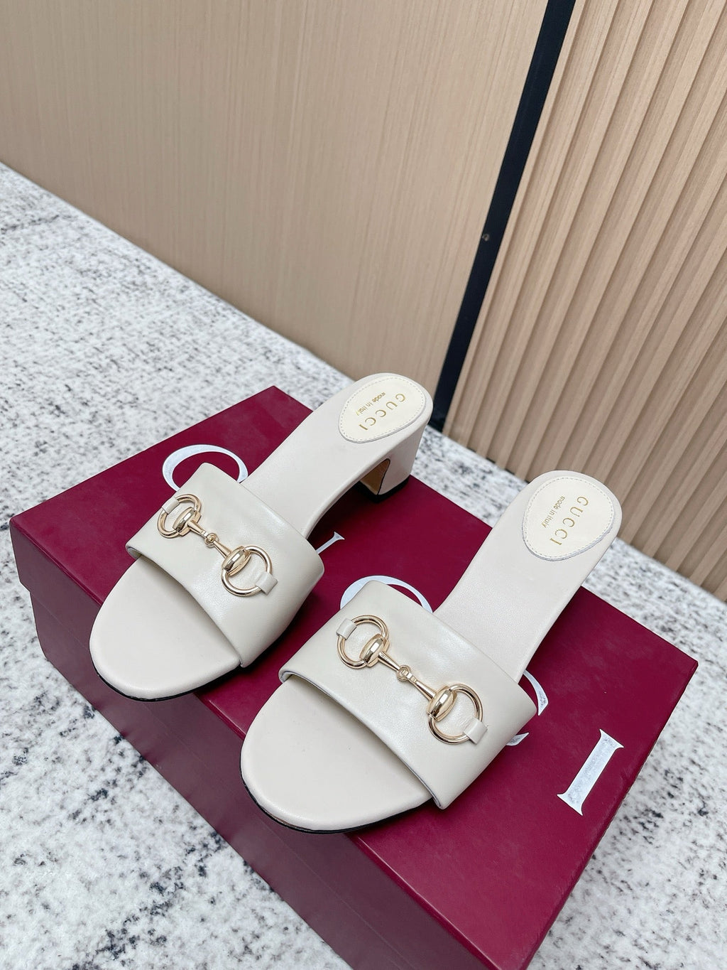 GUCCI 26S HORSEBIT MID-HEEL SANDALS IN CREAM WHITE CALFSKIN