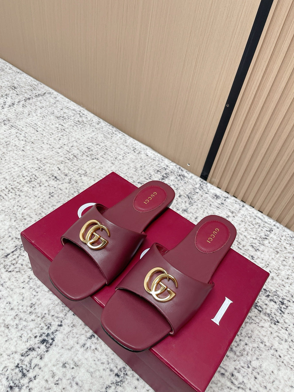 GUCCI 26S SLIDE SANDAL IN DARK RED CALFSKIN WITH GOLD HARDWARE