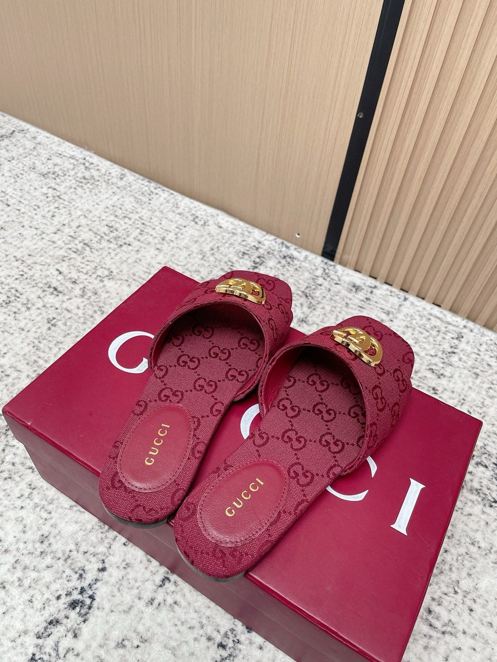 GUCCI 26S SLIDE SANDAL IN DARK RED CANVAS