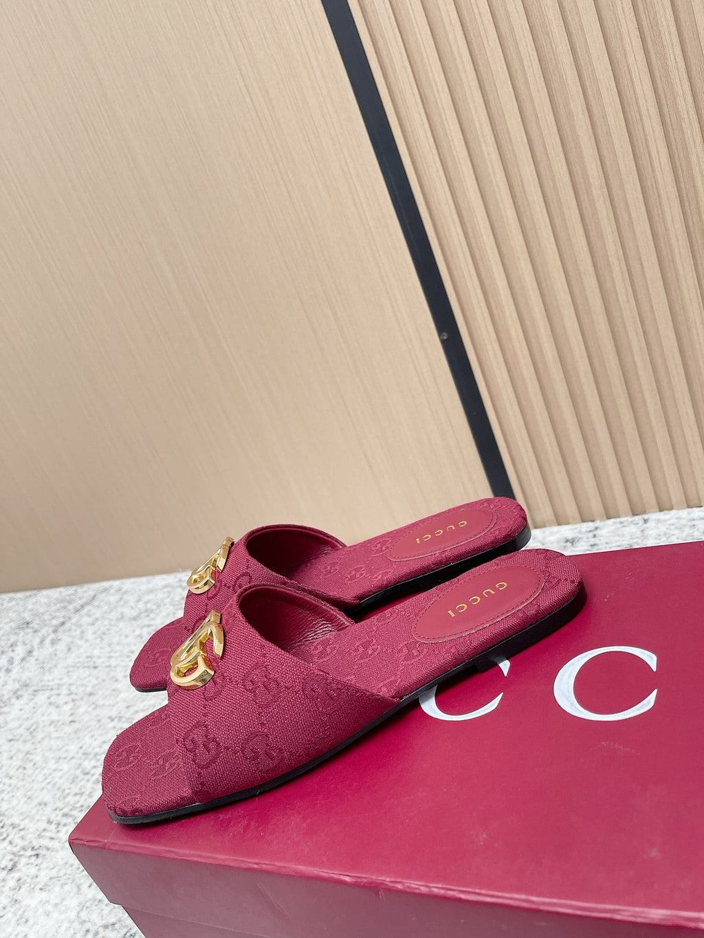 GUCCI 26S SLIDE SANDAL IN DARK RED CANVAS