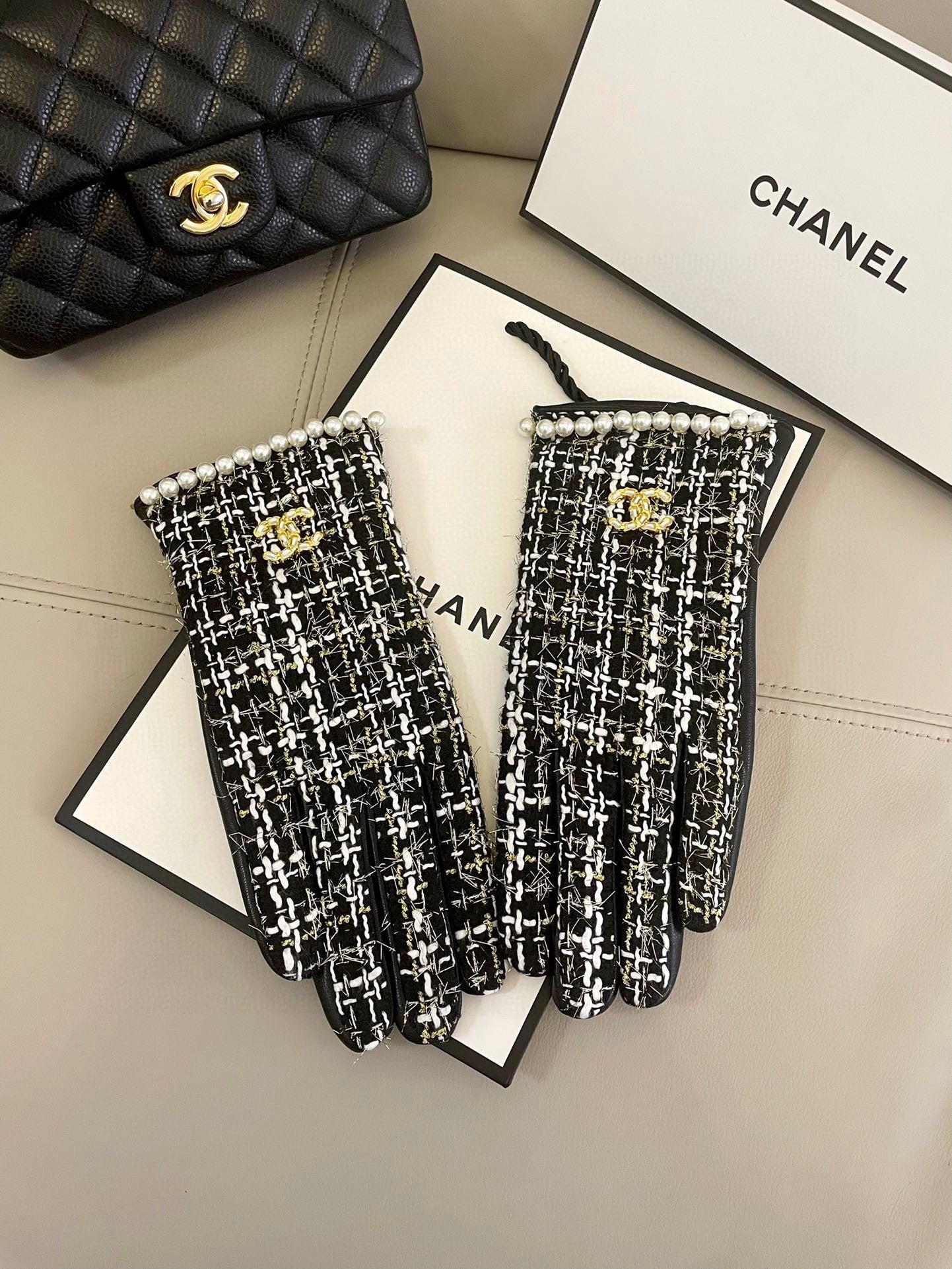 GLOVES IN BLACK MIX WHITE WOOL TWEED AND SHEEPSKIN 463846