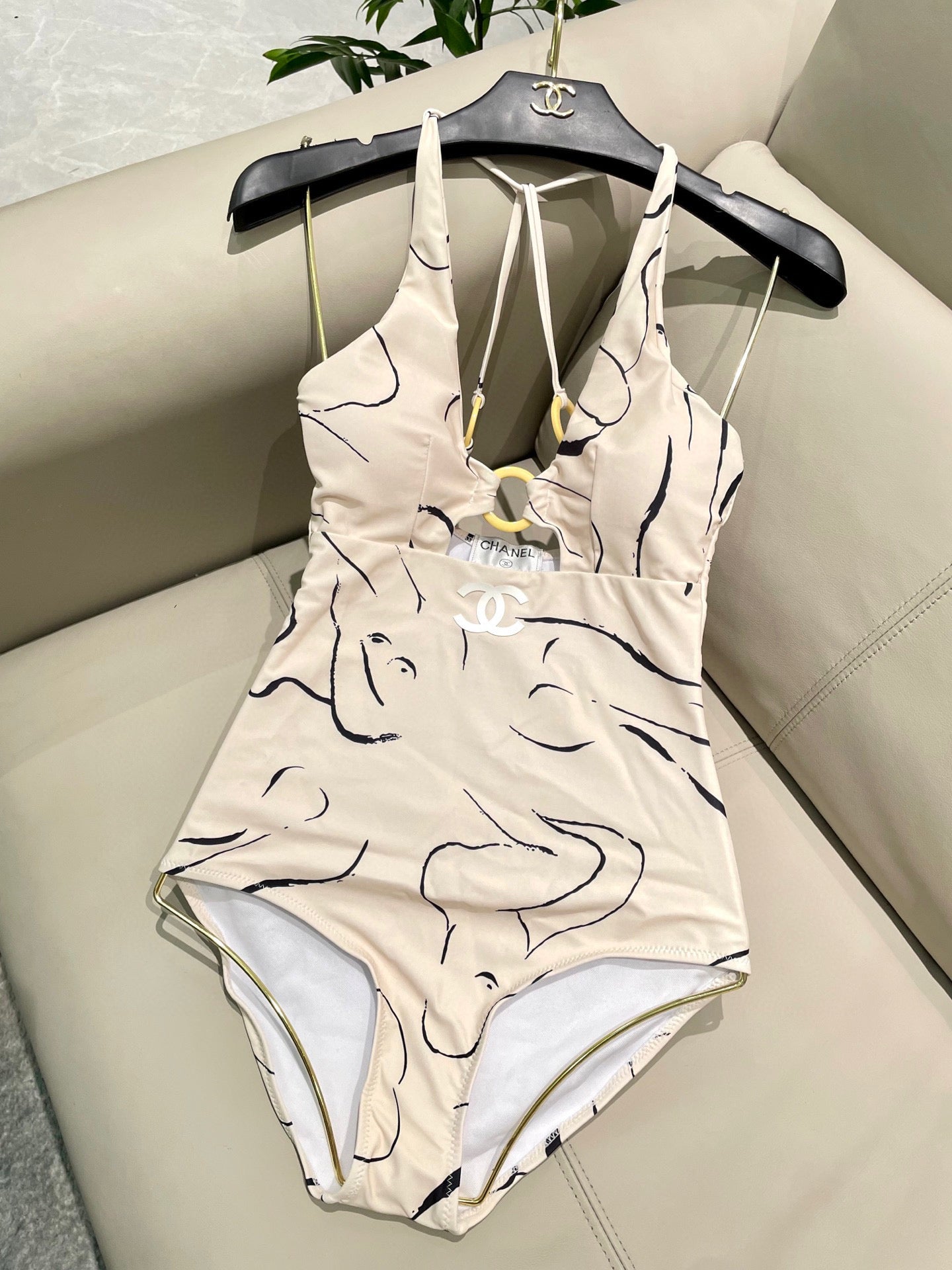 CC BIKINI SWIMSUIT SET IN CREAMY WHITE MIXED WITH CURVED BLACK DETAIL 608919