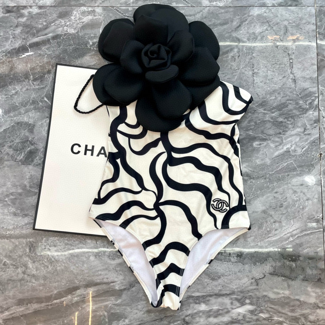 ONE-PIECE SWIMSUIT WITH FLORAL PATTERN IN BLACK AND WHITE 627827