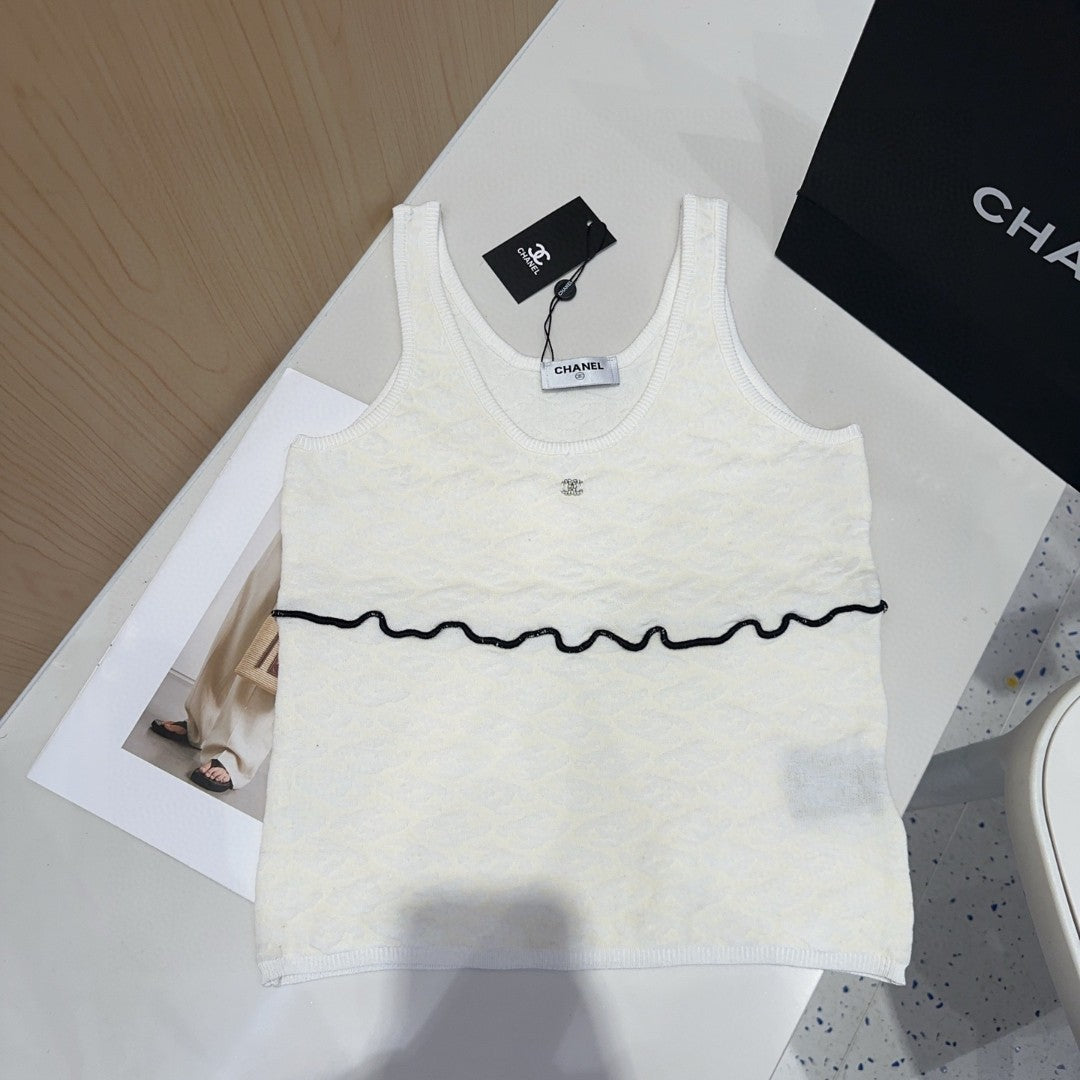 SLEEVELESS TOP 640633 IN WHITE COTTON RAISED LOGO